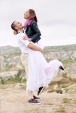 在爱的夫妇遇见黎明本质上、的男人和亲吻的妇女拥抱和 美好的夫妇浪漫步行,密切的关系 免版税库存照片 在爱的夫妇遇见黎明本质上、的男人和亲吻的妇女拥抱和 美好的夫妇浪漫步行,密切的关系 免版税库存照片