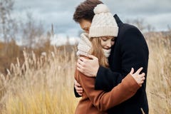在爱走在公园的,华伦泰` s天的夫妇 男人和妇女拥抱和亲吻,在爱的一对夫妇,嫩感觉 免版税库存照片 在爱走在公园的,华伦泰` s天的夫妇 男人和妇女拥抱和亲吻,在爱的一对夫妇,嫩感觉 免版税库存照片