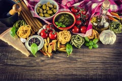 在老木背景的意大利和地中海食品成分 免版税库存照片 在老木背景的意大利和地中海食品成分 免版税库存照片
