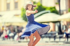 在街道上的美好的逗人喜爱的女孩跳舞从幸福 逗人喜爱的愉快的女孩在夏天给跳舞穿衣在阳光下 库存照片 在街道上的美好的逗人喜爱的女孩跳舞从幸福 逗人喜爱的愉快的女孩在夏天给跳舞穿衣在阳光下 库存照片