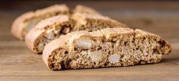 在长期木背景点心的自创Biscotti Cantuccini意大利杏仁甜点饼干曲奇饼 免版税库存照片 在长期木背景点心的自创Biscotti Cantuccini意大利杏仁甜点饼干曲奇饼 免版税库存照片