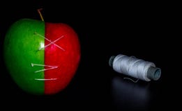 在黑色的苹果backgroundgreen和在黑背景墙纸的红色苹果计算机,健康食品 库存图片 在黑色的苹果backgroundgreen和在黑背景墙纸的红色苹果计算机,健康食品 库存图片