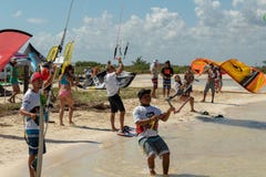坎昆,墨西哥- 02/18/2018 :肾上腺素Kitesurf 冒险体育 图库摄影 坎昆,墨西哥- 02/18/2018 :肾上腺素Kitesurf 冒险体育 图库摄影