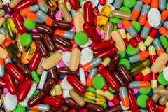 堆五颜六色的片剂和胶囊药片 医学、维生素和补充充分的框架 顶视图许多药片背景 免版税库存图片 堆五颜六色的片剂和胶囊药片 医学、维生素和补充充分的框架 顶视图许多药片背景 免版税库存图片