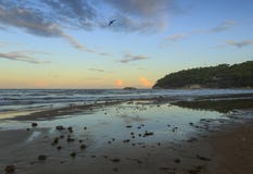 夏令时 Gargano海岸:Portonuovo海滩维耶斯泰:打破在含沙海岸线的波浪在日落以后 普利亚,意大利 免版税库存照片 夏令时 Gargano海岸:Portonuovo海滩维耶斯泰:打破在含沙海岸线的波浪在日落以后 普利亚,意大利 免版税库存照片