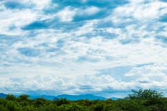  天空的秀丽与云彩的和太阳 免版税图库摄影