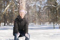 女孩投掷雪 美丽的女孩投掷的雪的画象在冬天 愉快的少妇使用与雪 库存图片 女孩投掷雪 美丽的女孩投掷的雪的画象在冬天 愉快的少妇使用与雪 库存图片