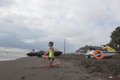 女孩救生员,有救生当班俯视的海的橙色浮体的,海洋海滩 在海滩的水滑行车 免版税库存照片 女孩救生员,有救生当班俯视的海的橙色浮体的,海洋海滩 在海滩的水滑行车 免版税库存照片