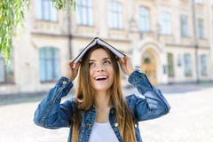 学术人奖学金滑稽的质朴的情感表情容易的优秀好标记概念 关闭裁减照片画象 免版税库存照片 学术人奖学金滑稽的质朴的情感表情容易的优秀好标记概念 关闭裁减照片画象 免版税库存照片