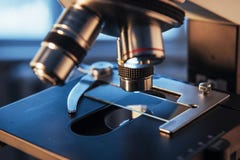 实验室、显微镜化学生物测试样品的,医疗设备,科学和健康保健研究背景 库存照片 实验室、显微镜化学生物测试样品的,医疗设备,科学和健康保健研究背景 库存照片