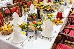 宴会盘dof集中浅一家的餐馆 各种各样的纤巧、快餐和饮料在节日庆典 承办酒席 库存照片 宴会盘dof集中浅一家的餐馆 各种各样的纤巧、快餐和饮料在节日庆典 承办酒席 库存照片