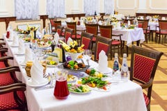 宴会盘dof集中浅一家的餐馆 各种各样的纤巧、快餐和饮料在节日庆典 承办酒席 免版税图库摄影 宴会盘dof集中浅一家的餐馆 各种各样的纤巧、快餐和饮料在节日庆典 承办酒席 免版税图库摄影