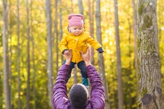 家庭、童年、父权、休闲和人概念-愉快的使用父亲和小的儿子户外 免版税库存图片 家庭、童年、父权、休闲和人概念-愉快的使用父亲和小的儿子户外 免版税库存图片
