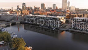 密尔沃基河在街市,密尔沃基,威斯康辛,美国港口区 不动产,公寓房在街市 鸟瞰图 库存照片 密尔沃基河在街市,密尔沃基,威斯康辛,美国港口区 不动产,公寓房在街市 鸟瞰图 库存照片