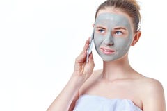 少年skincare概念 有打电话的干黏土面部面具的青少年女孩 免版税库存图片 少年skincare概念 有打电话的干黏土面部面具的青少年女孩 免版税库存图片