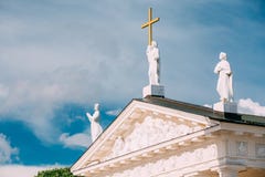 维尔纽斯立陶宛 St Stanislaus大教堂大教堂的接近的山墙饰 库存照片 维尔纽斯立陶宛 St Stanislaus大教堂大教堂的接近的山墙饰 库存照片