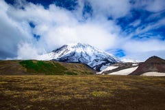 山风景:在活跃科里亚克火山火山的看法在一个晴天 科里亚克火山阿瓦恰火山小组火山,堪察加 库存照片 山风景:在活跃科里亚克火山火山的看法在一个晴天 科里亚克火山阿瓦恰火山小组火山,堪察加 库存照片