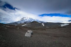 山风景:在活跃科里亚克火山火山的看法在一个晴天 科里亚克火山阿瓦恰火山小组火山,堪察加 库存图片 山风景:在活跃科里亚克火山火山的看法在一个晴天 科里亚克火山阿瓦恰火山小组火山,堪察加 库存图片