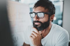 工作在现代办公室顶楼的英俊的有胡子的人特写镜头画象 水平 被弄脏的背景 播种 库存图片 工作在现代办公室顶楼的英俊的有胡子的人特写镜头画象 水平 被弄脏的背景 播种 库存图片