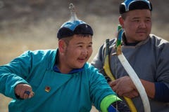 巴彦Ulgii,蒙古- 2017年10月01日:传统鹫节日,射箭竞争 红色长袍的未知的前浆手 免版税库存图片 巴彦Ulgii,蒙古- 2017年10月01日:传统鹫节日,射箭竞争 红色长袍的未知的前浆手 免版税库存图片