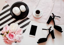 平的位置,顶视图 秀丽博克概念 妇女时装配件、玫瑰和中介子鞋子、花束,咖啡和电话 库存图片 平的位置,顶视图 秀丽博克概念 妇女时装配件、玫瑰和中介子鞋子、花束,咖啡和电话 库存图片