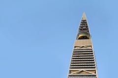 2017年1月25日-利雅得,沙特阿拉伯:Al Faisaliyah中心塔amids蓝色无云的天空 大厦房子购物中心,办公室 免版税库存图片 2017年1月25日-利雅得,沙特阿拉伯:Al Faisaliyah中心塔amids蓝色无云的天空 大厦房子购物中心,办公室 免版税库存图片