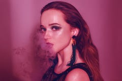 年轻典雅的女孩时尚画象绿色构成的 色的背景,演播室射击 美丽的深色的妇女 深色的女孩夹克皮革 免版税库存图片 年轻典雅的女孩时尚画象绿色构成的 色的背景,演播室射击 美丽的深色的妇女 深色的女孩夹克皮革 免版税库存图片