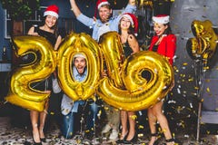 庆祝新年晚会 小组美丽的佩带的运载的金子的快乐的女孩上色了第2019年和 库存照片 庆祝新年晚会 小组美丽的佩带的运载的金子的快乐的女孩上色了第2019年和 库存照片