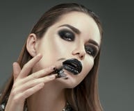 微笑对巫婆妇女的黑发万圣节长的查找构成南瓜性感的射击 有时髦哥特式黑构成的时装模特儿女孩 年轻女人抹上在她的面孔的黑唇膏 免版税库存图片 微笑对巫婆妇女的黑发万圣节长的查找构成南瓜性感的射击 有时髦哥特式黑构成的时装模特儿女孩 年轻女人抹上在她的面孔的黑唇膏 免版税库存图片