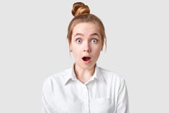 惊奇的十几岁的女孩的图象在典雅的衬衣烦扰了蓝眼睛,保留嘴广泛打开了,穿戴,被隔绝在白色 免版税库存照片 惊奇的十几岁的女孩的图象在典雅的衬衣烦扰了蓝眼睛,保留嘴广泛打开了,穿戴,被隔绝在白色 免版税库存照片