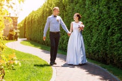 愉快的结婚的年轻婚礼夫妇获得乐趣在公园 新娘和新郎一起,爱和婚姻题材 免版税库存图片 愉快的结婚的年轻婚礼夫妇获得乐趣在公园 新娘和新郎一起,爱和婚姻题材 免版税库存图片