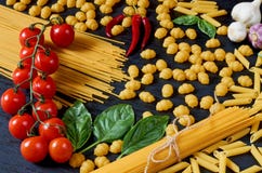 意大利传统食物、香料和成份烹调的,蓬蒿,西红柿、辣椒、大蒜和各种各样的面团 免版税图库摄影 意大利传统食物、香料和成份烹调的,蓬蒿,西红柿、辣椒、大蒜和各种各样的面团 免版税图库摄影
