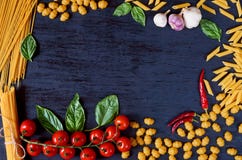 意大利传统食物框架、香料和成份烹调的作为蓬蒿,西红柿、大蒜和各种各样的面团 免版税库存照片 意大利传统食物框架、香料和成份烹调的作为蓬蒿,西红柿、大蒜和各种各样的面团 免版税库存照片