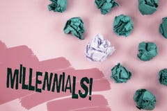 手写文本Millennials诱导电话 概念从20世纪80年代Y负担的意思一代到在Painted桃红色写的2000s后面 库存照片 手写文本Millennials诱导电话 概念从20世纪80年代Y负担的意思一代到在Painted桃红色写的2000s后面 库存照片