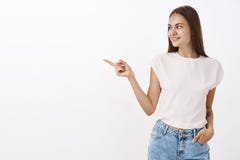 招待的好奇可爱和时髦的白种人女朋友在转动牛仔裤的口袋的白色女衬衫藏品手上和 库存图片 招待的好奇可爱和时髦的白种人女朋友在转动牛仔裤的口袋的白色女衬衫藏品手上和 库存图片