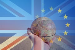 拿着地球的手的Brexit概念集中于领域的欧洲分层堆积与英国国旗和E U旗子 代表 图库摄影 拿着地球的手的Brexit概念集中于领域的欧洲分层堆积与英国国旗和E U旗子 代表 图库摄影