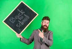 教的职业要求天分和经验 老师欢迎学生,当举行黑板题字回到时 库存图片 教的职业要求天分和经验 老师欢迎学生,当举行黑板题字回到时 库存图片