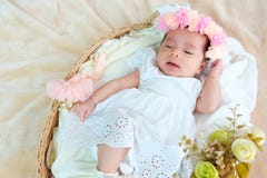 新出生的婴孩睡眠在篮子或在床上和保留与大家的微笑 感觉爱新出生的婴孩和需要保重 免版税库存图片 新出生的婴孩睡眠在篮子或在床上和保留与大家的微笑 感觉爱新出生的婴孩和需要保重 免版税库存图片
