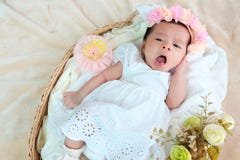 新出生的婴孩睡眠在篮子或在床上和保留与大家的微笑 感觉爱新出生的婴孩和需要保重 免版税图库摄影 新出生的婴孩睡眠在篮子或在床上和保留与大家的微笑 感觉爱新出生的婴孩和需要保重 免版税图库摄影