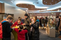 施泰尔,奥地利- 2017年12月:在Christkindl Po里面的人们 免版税库存照片 施泰尔,奥地利- 2017年12月:在Christkindl Po里面的人们 免版税库存照片
