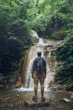 旅客探险家在岩石站立并且享受狂放的自然,背面图看法 远足冒险概念 库存照片 旅客探险家在岩石站立并且享受狂放的自然,背面图看法 远足冒险概念 库存照片