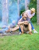 旅行和远足的发现伴侣 公司朋友夫妇或家庭喜欢一起放松森林朋友放松 免版税库存图片 旅行和远足的发现伴侣 公司朋友夫妇或家庭喜欢一起放松森林朋友放松 免版税库存图片