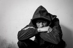 无家可归的人药物和酒精上瘾者单独坐和沮丧在感觉急切冷的冬季衣服的街道和孤独, 图库摄影 无家可归的人药物和酒精上瘾者单独坐和沮丧在感觉急切冷的冬季衣服的街道和孤独, 图库摄影