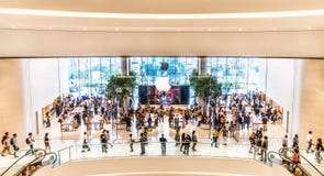 曼谷,泰国- 2018年11月12日:参观第一家官员苹果计算机商店的顾客人群在泰国 库存图片 曼谷,泰国- 2018年11月12日:参观第一家官员苹果计算机商店的顾客人群在泰国 库存图片
