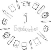 9月1日 徽标 黑色白色 学校用品、方形的学术盖帽、闹钟、公文包和书包在inscrip附近 皇族释放例证 9月1日 徽标 黑色白色 学校用品、方形的学术盖帽、闹钟、公文包和书包在inscrip附近 皇族释放例证