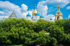 有Golden Dome的Novospassky修道院蓝天背景的 莫斯科 俄国 库存照片 有Golden Dome的Novospassky修道院蓝天背景的 莫斯科 俄国 库存照片