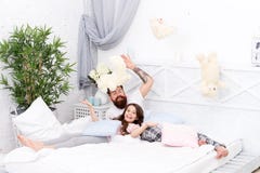 有乐趣睡衣派对 大会串 愉快的父权 疯狂的晚上结尾 爸爸和女孩放松的卧室 免版税图库摄影 有乐趣睡衣派对 大会串 愉快的父权 疯狂的晚上结尾 爸爸和女孩放松的卧室 免版税图库摄影