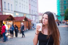 有外带的饮料步行的妇女在街道上 妇女举行一次性咖啡杯 咖啡或茶心情 饮料和食物在夏天vacat期间 图库摄影 有外带的饮料步行的妇女在街道上 妇女举行一次性咖啡杯 咖啡或茶心情 饮料和食物在夏天vacat期间 图库摄影