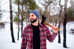 有胡子的行家人在有轴的一个冬天多雪的森林里在肩膀 在森林男性检查的樵夫身分 图库摄影 有胡子的行家人在有轴的一个冬天多雪的森林里在肩膀 在森林男性检查的樵夫身分 图库摄影