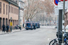 有警察小客车和警察的闭合的街道在史特拉斯堡 图库摄影 有警察小客车和警察的闭合的街道在史特拉斯堡 图库摄影